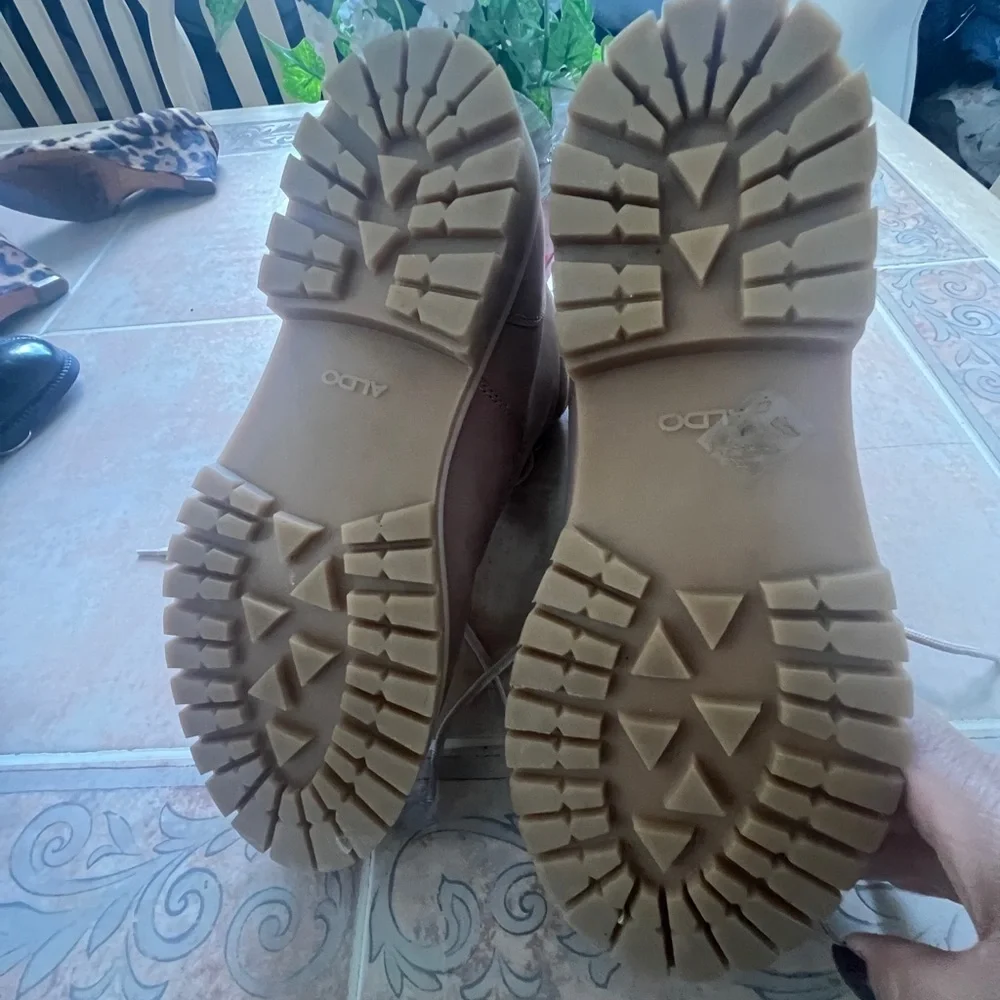 Aldo boots size 9 pink few signs of wear, see the photos for more reference. - Picture 5 of 10